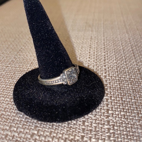 Sterling silver flower embossed ring. Size 8.25 - Picture 4 of 6